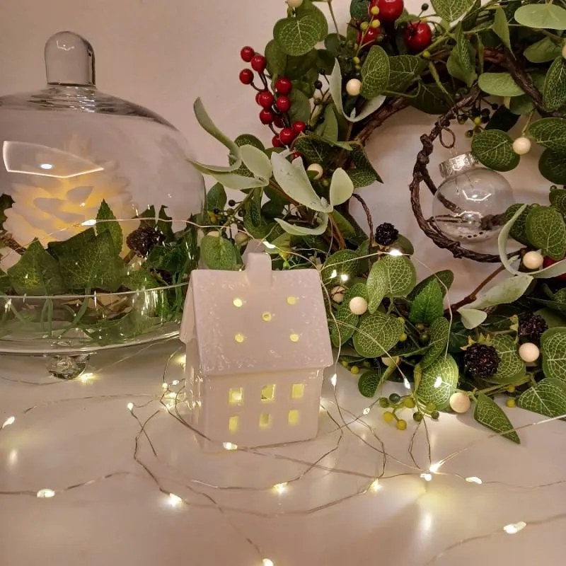 DECOLED Keramický domeček, 7 x 6 x 10 cm, teple bílá, 2xLR44