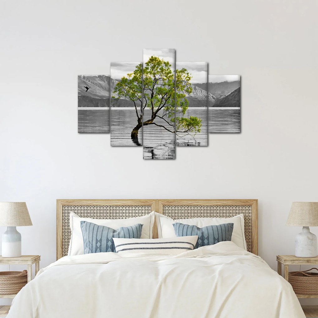 Obraz stromu uprostred jazera (150x105 cm)
