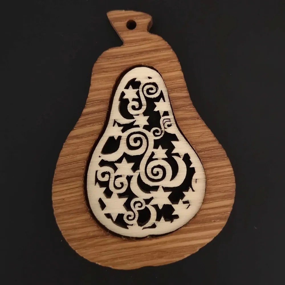 AMADEA Drevená ozdoba z masívu s vkladom - hruška s ornamentom 9 cm