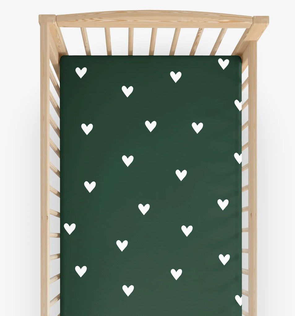 Goldea bavlnená napínacia plachta do detskej postieľky - srdiečka na tmavo zelenom 70 x 140 cm