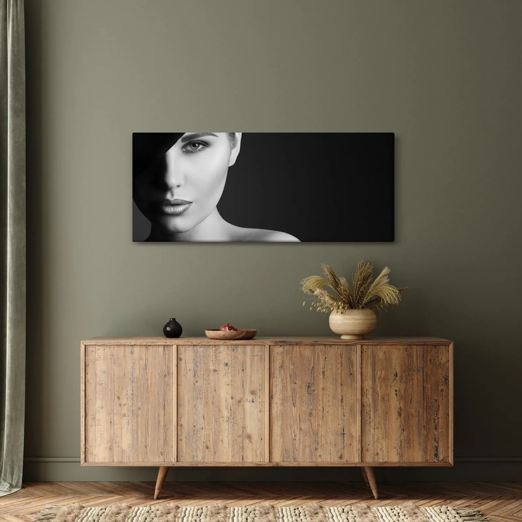 Obraz - Čiernobiely portrét ženy v klobúku (120x50 cm)