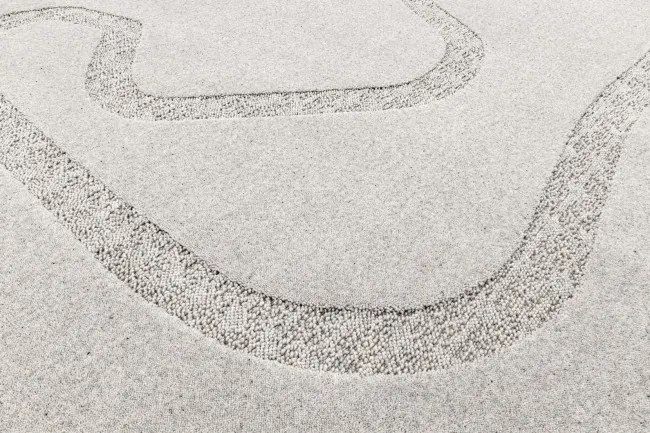 Koberec Agnella Morphic Blooms svetlosivý