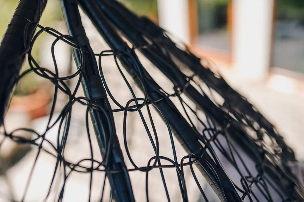 Čierne závesné kreslo KOKON so stojanom, sivý vankúš