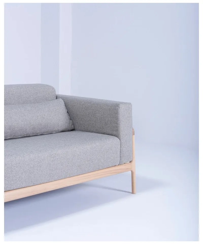 Sivá pohovka s konštrukciou z masívneho dubového dreva Gazzda Fawn Plus, 240 cm