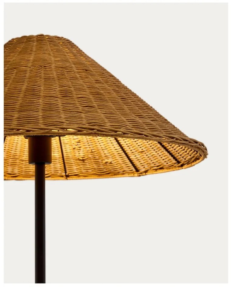 Stojacia lampa s ratanovým tienidlom v čierno-prírodnej farbe (výška 154 cm) Urania – Kave Home