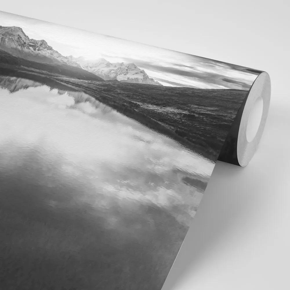 Samolepiaca fototapeta čiernobiele horské jazero - 375x250