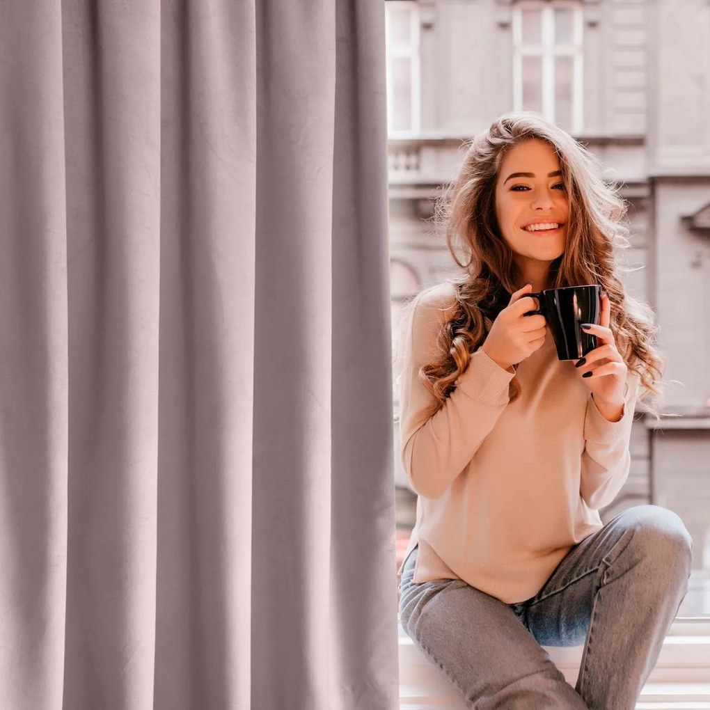 ZATEMŇOVACÍ ZÁVES NA PÁSKE ROSA 135X300 CM PÚDROVÁ