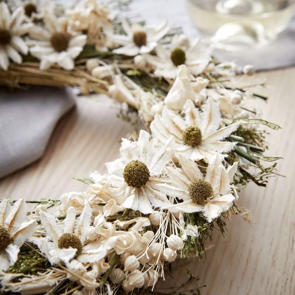 Butlers FLOWER MARKET Veniec zo sušených kvetov 25 cm - biela