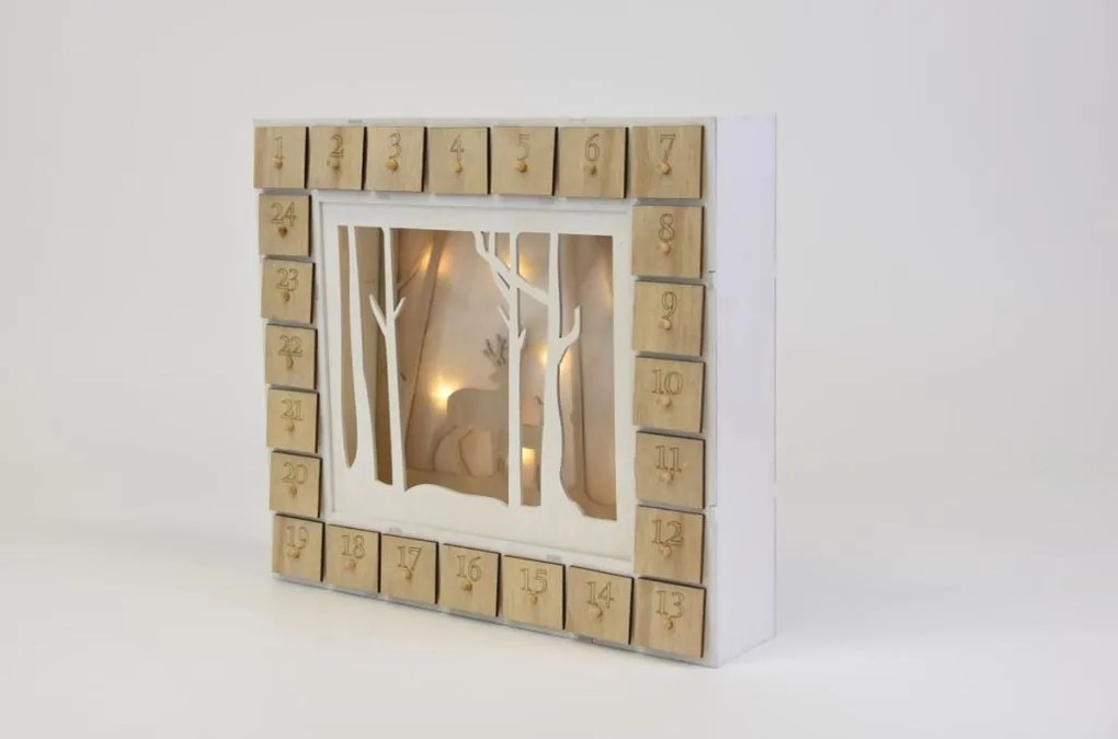 Drevený adventný kalendár s lesným motívom, 7 LED diód