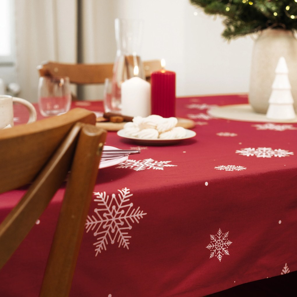 Goldea hranatý obrus 100% bavlnené plátno - snehové vločky na červenej 100 x 100 cm