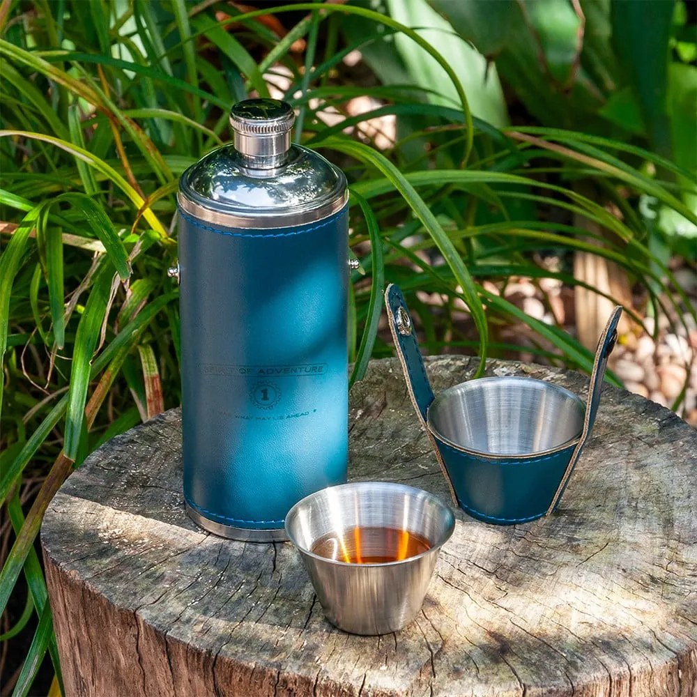 Tmavomodrá súprava ploskačky a štamperlíkov 3 ks z nehrdzavejúcej ocele 220 ml Spirit of Adventure – Rex London