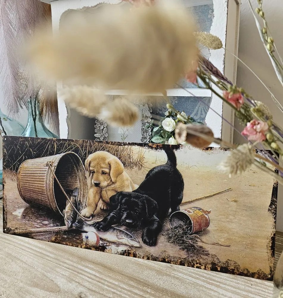 Béžová antik nástenná kovová ceduľa so šteniatkami - 50*20cm