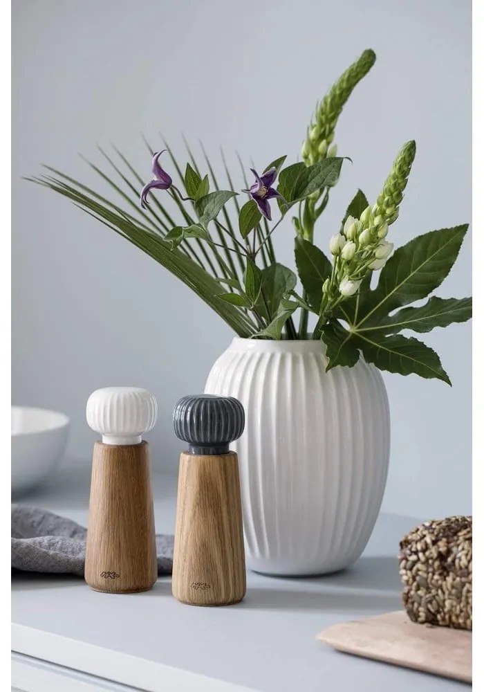 Mlynček z dubového dreva na korenie s bielym detailom z porcelánu Kähler Design Hammershoi, výška 17,5 cm