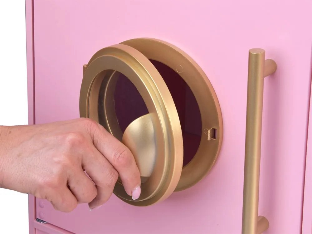 Veľká interaktívna drevená kuchyňa s pôvabnými zlatými doplnkami a kávovarom ZA5933