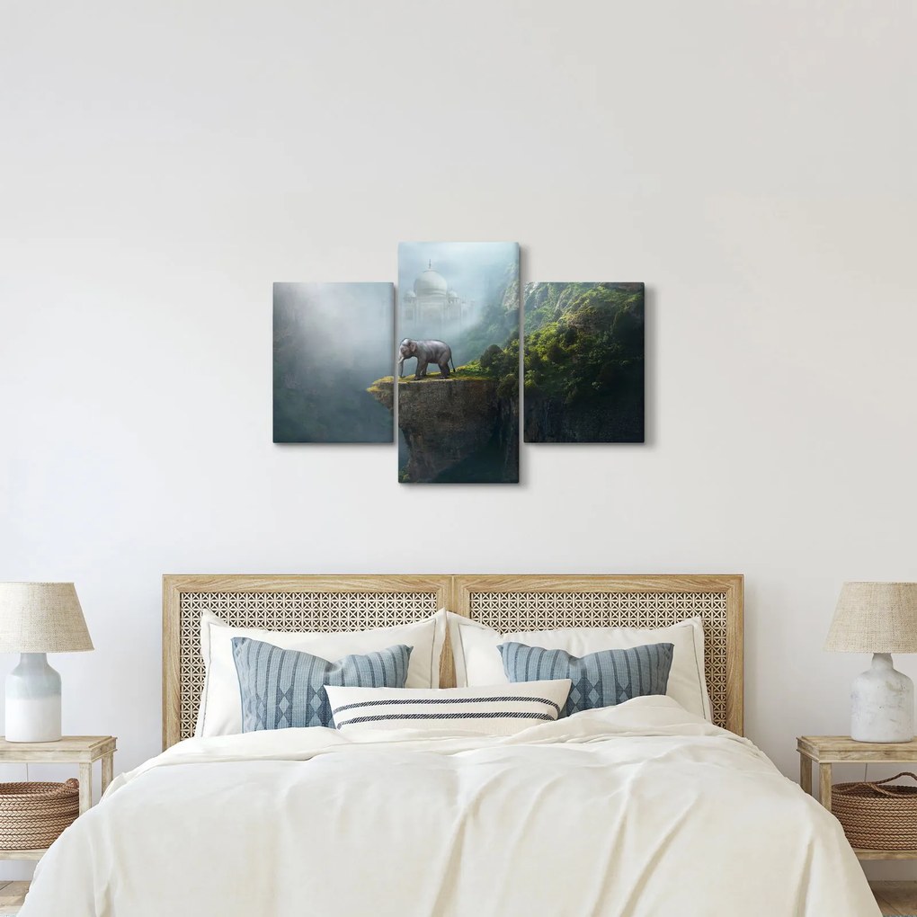 Obraz - Sloník na vrchole Taj Mahal (90x60 cm)