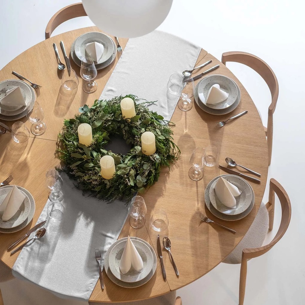 Goldea vianočný exkluzívny behúň na stôl - strieborný s trblietkami 50x120 cm