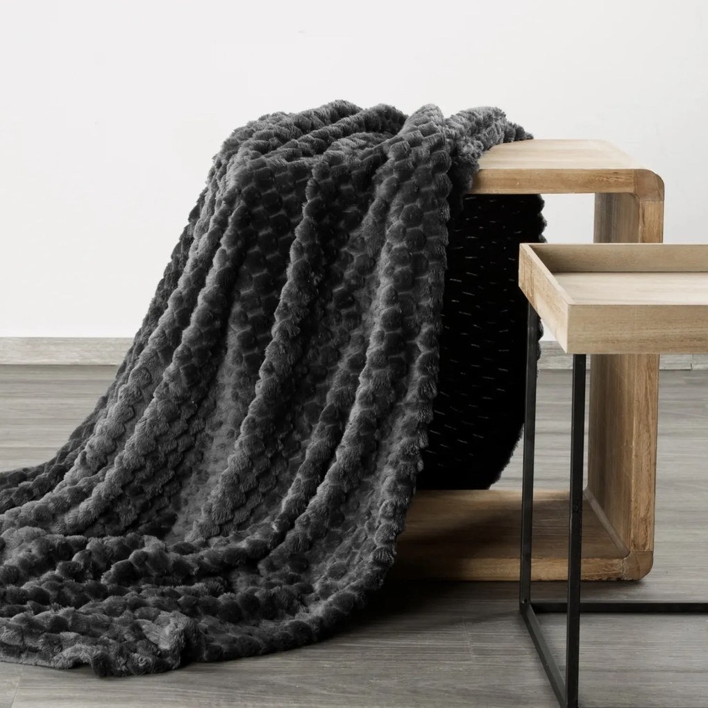 Deka Cindy čierna 170x210 cm – veľká prešívaná deka s kockovaným efektom