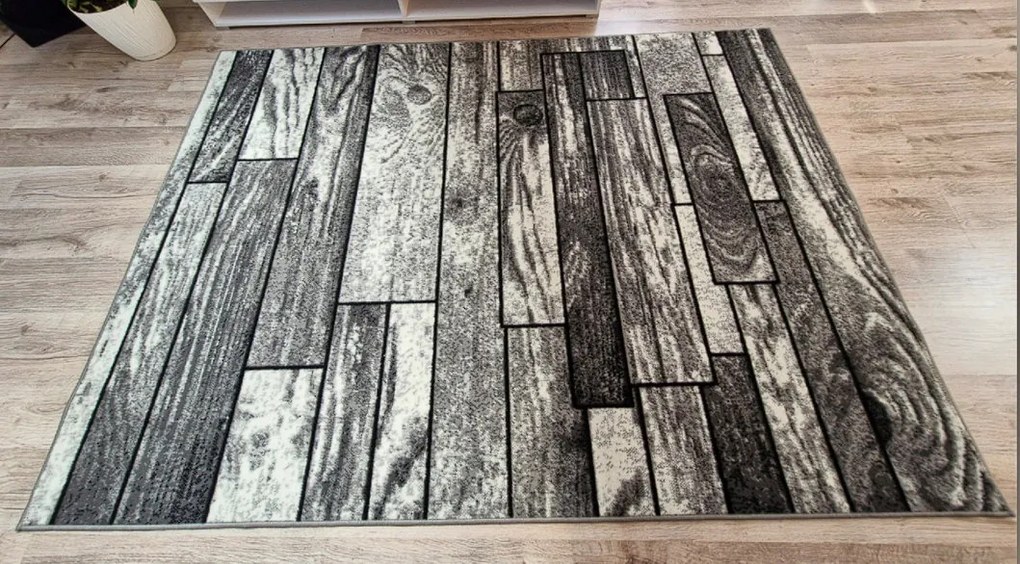 Sivý koberec Shiraz BCF s motívom dreva – klasický štýl Rozmer: 300x400 cm