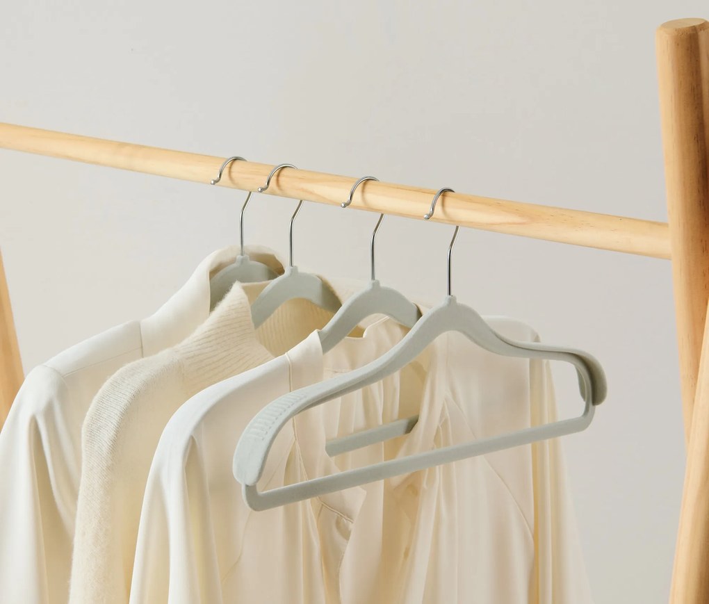 Vešiaky na šaty s rozšírením v oblasti pliec, 4 ks