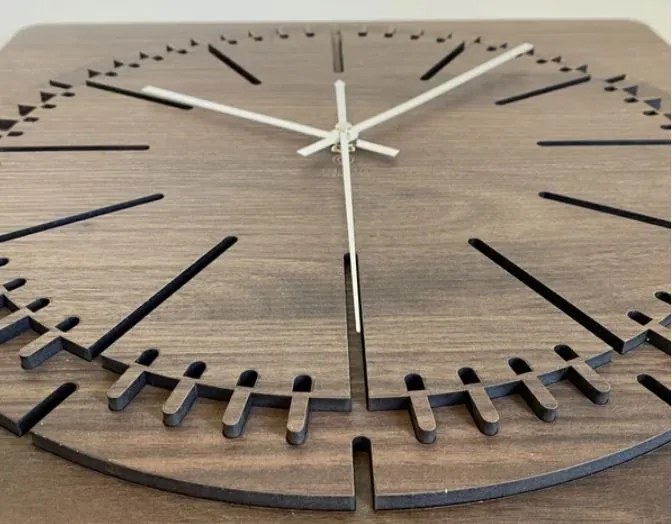 Drevené štvorcové hodiny Kronos