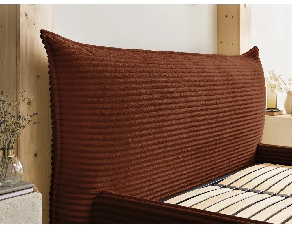 Čalúnená dvojlôžková posteľ v tehlovej farbe s úložným priestorom a roštom 160x200 cm Jade – Bobochic Paris