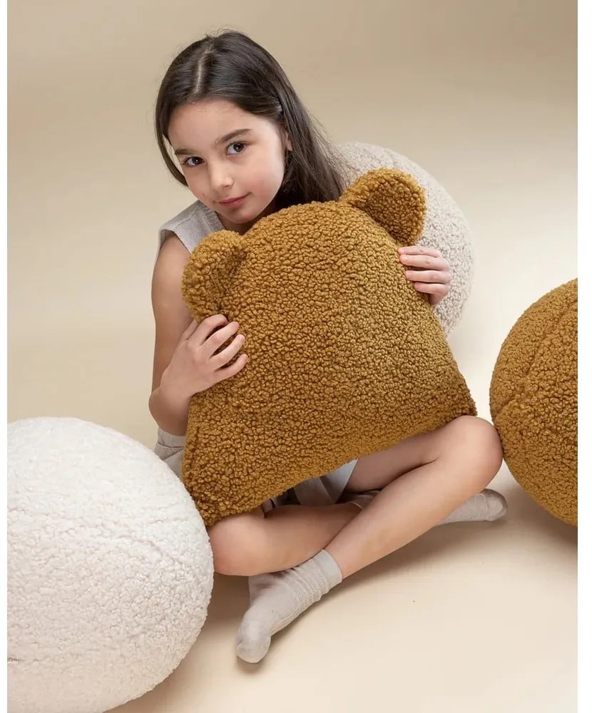 Hnedý detský pohovkový vankúš z textílie buklé Bear – Wigiwama