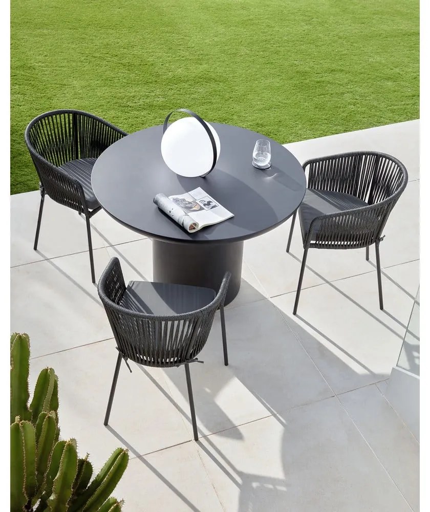 Čierna kovová/polstrovaná záhradná stolička Yanet – Kave Home