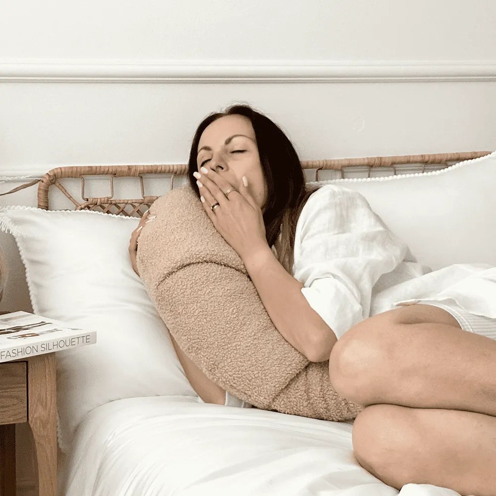 Vankúš croissant hnedý 55 cm