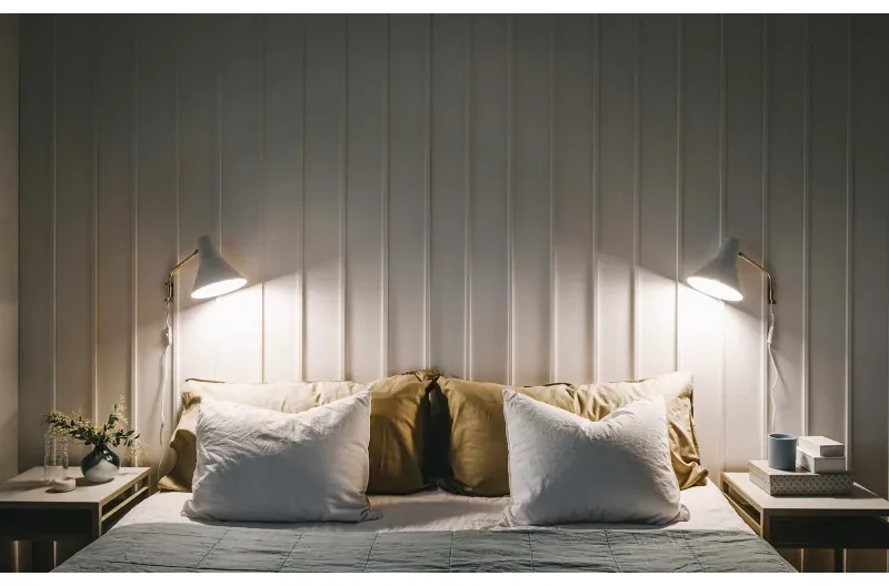 Nástenná lampa Carin, biela / mosadz