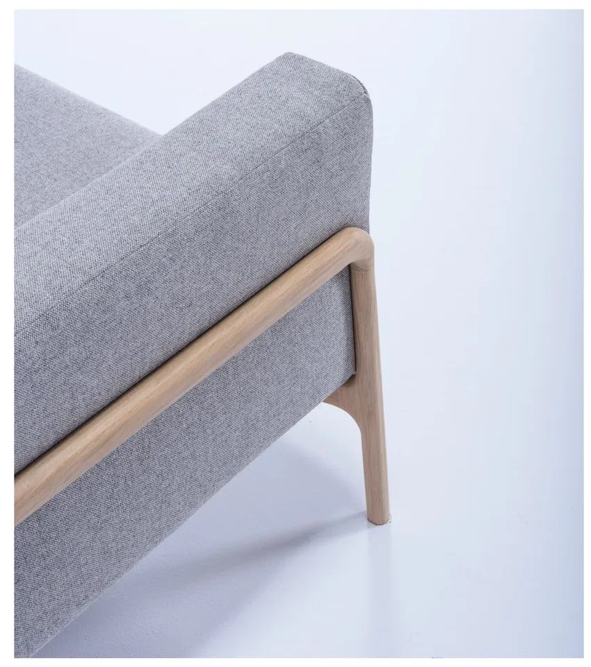 Sivá pohovka s konštrukciou z masívneho dubového dreva Gazzda Fawn, 210 cm