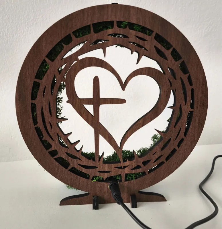 Drevená LED lampa s machom – Srdce a Kríž I SENTOP LED0582