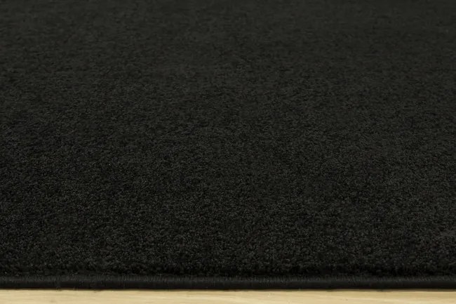 Metrážny koberec Lima 790 čierny