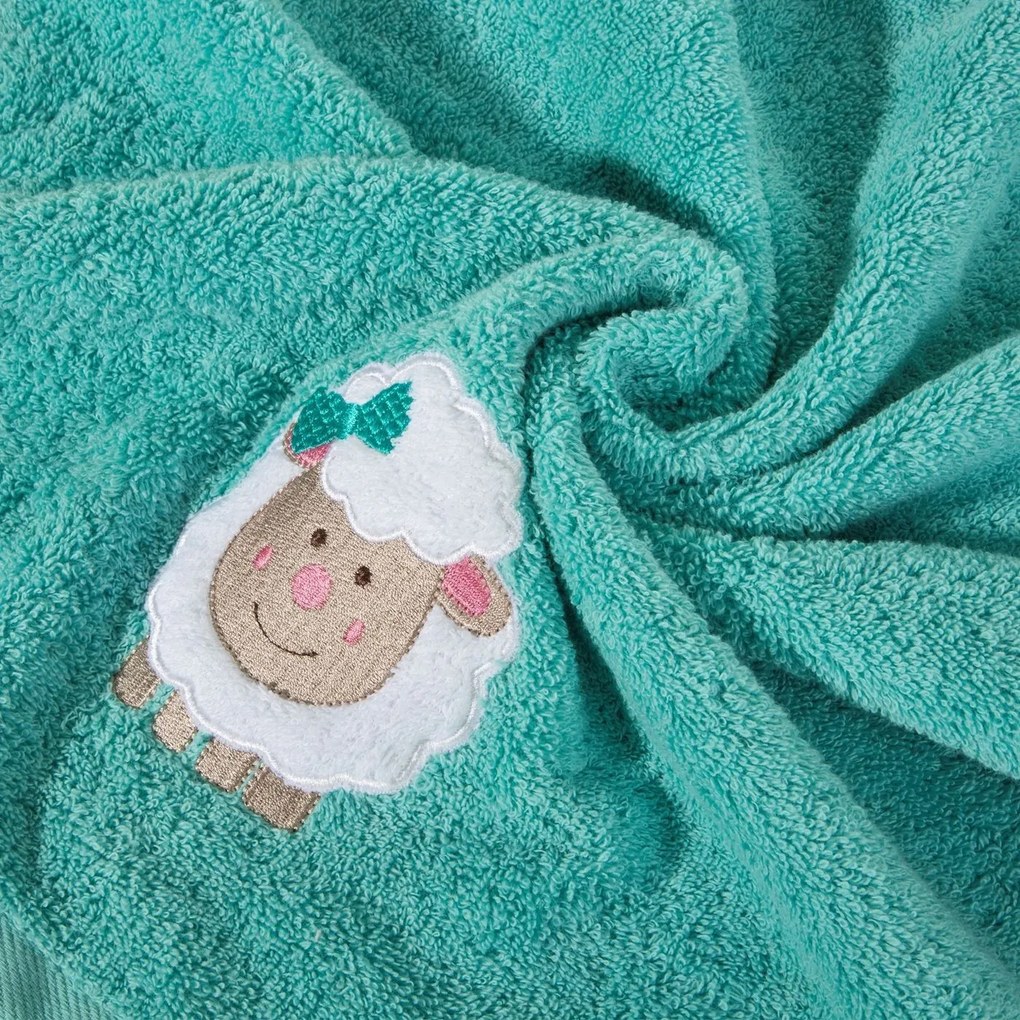 Detská osuška tyrkysovej farby s vyšívanou aplikáciou s ovečkou