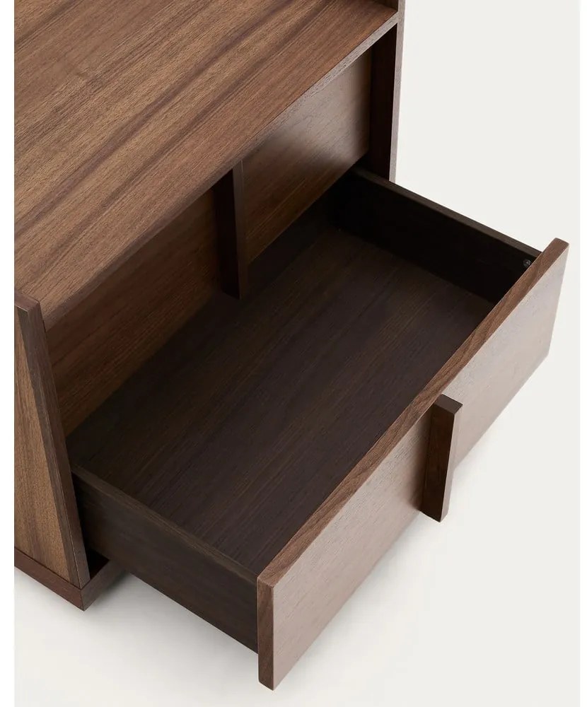 Tmavohnedý nočný stolík v dekore orecha Onix – Kave Home