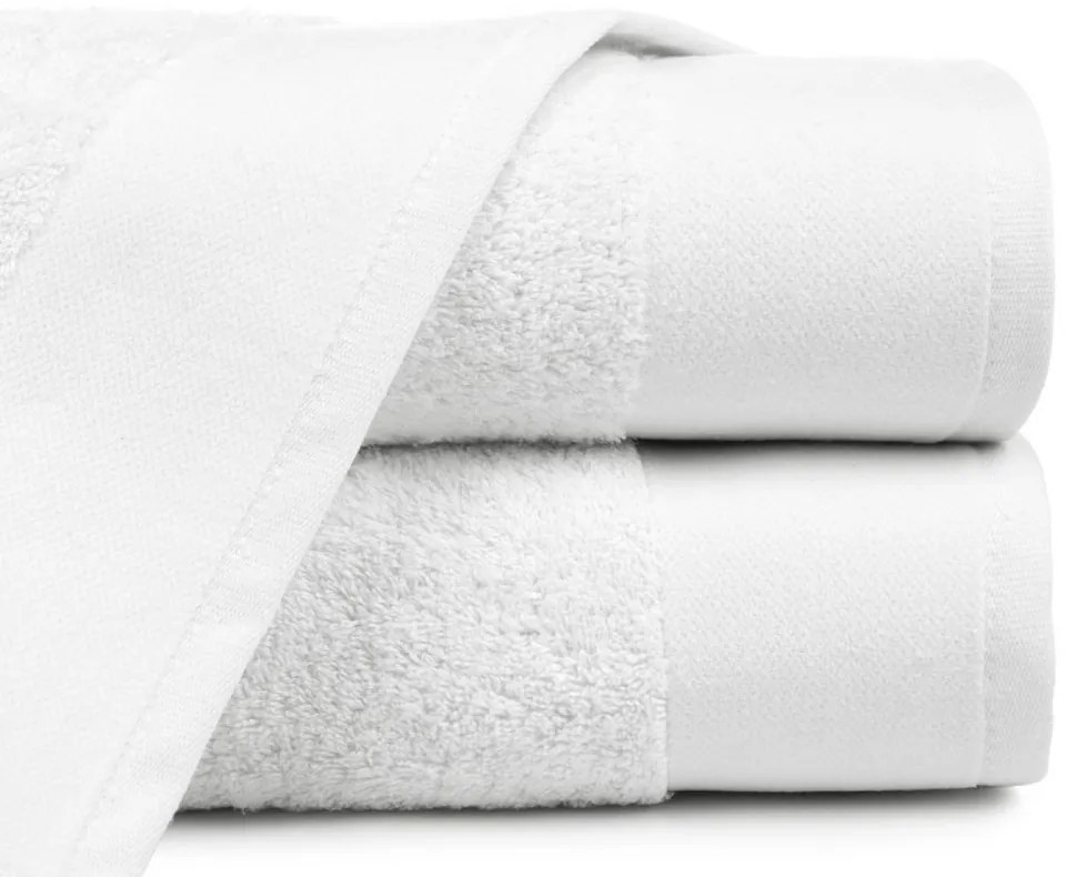 Hladký uterák JULITA v bielej farbe s jemným detailom na okraji Šírka: 50 cm | Dĺžka: 90 cm