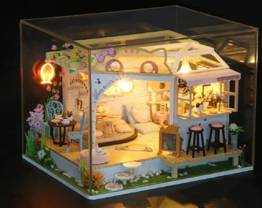 Miniatura domečku kočičí kavárny se zahrádkou CATCOFFEE vícebarevná