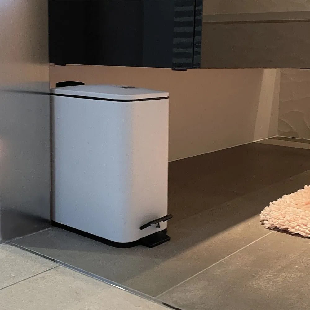 Matne biely nášľapný oceľový odpadkový kôš 5 l Erik – Spirella