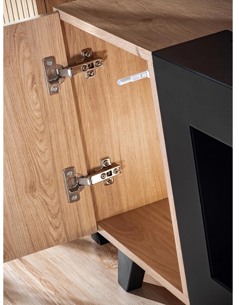 Tv stolík/skrinka Lyran K (s bio krbom) (hikora jackson + čierna). Akcia -19%. Vlastná spoľahlivá doprava až k Vám domov. 1097697