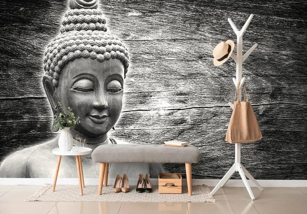 Tapeta čiernobiela socha Budhu na drevenom pozadí - 450x300
