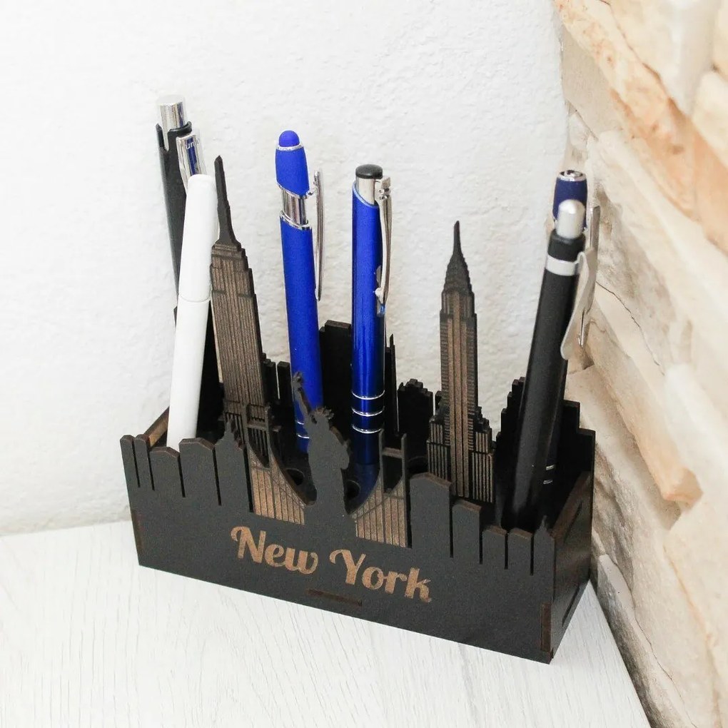 Drevený stojan na perá - New York | DUBLEZ