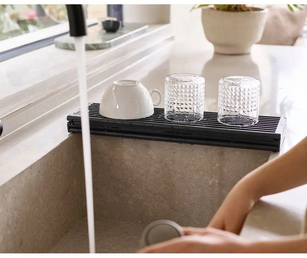 Sivá nastaviteľná plastová odkvapkávacia mriežka na drez 43x13 cm Platform – Joseph Joseph