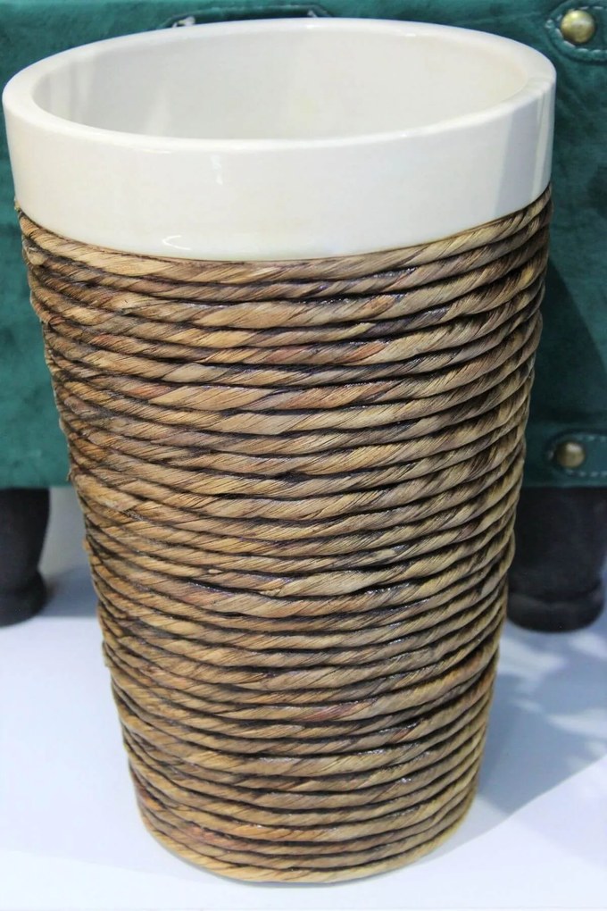Tmavohnedá keramická váza s ratanom 28cm