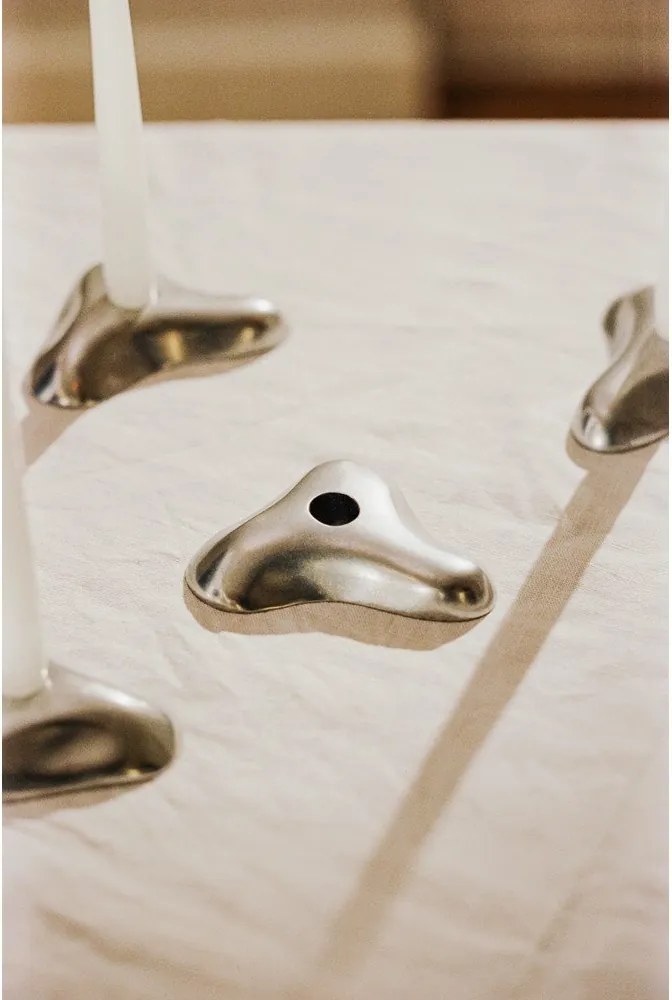 Kovový svietnik Mis – noo.ma