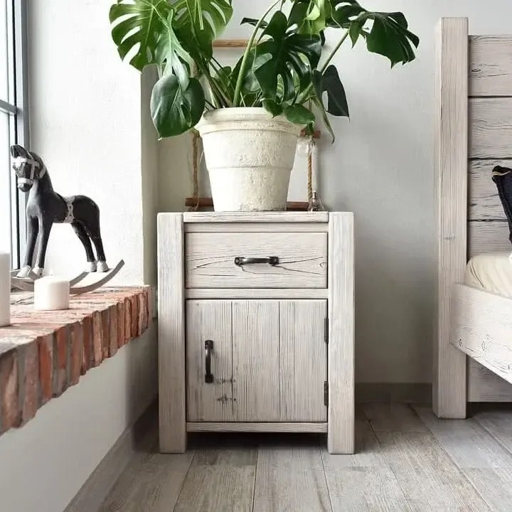 Vidiecky patinovaný nočný stolík so zásuvkou a dvierkami, 54x42x67 cm