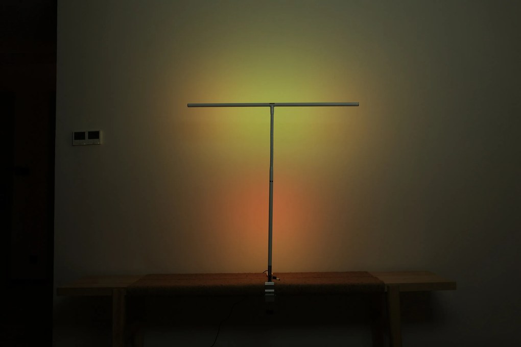 Stolná LED lampa NOX s RGBW efektmi, svorka, diaľkový ovládač