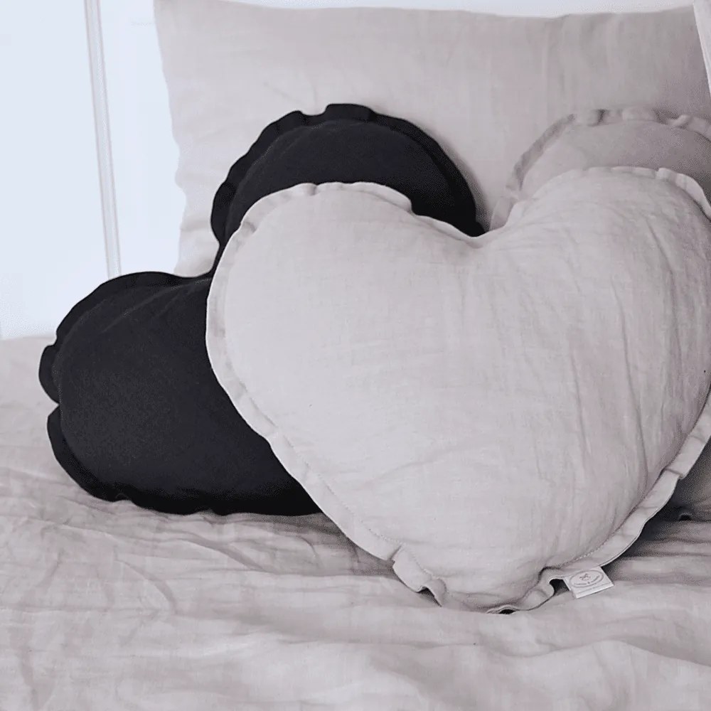 Ľanový vankúš srdca grafitová 44cm