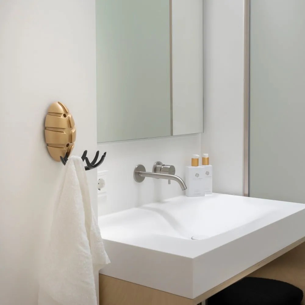 Nástenný háčik v zlatej farbe Bug – Spinder Design