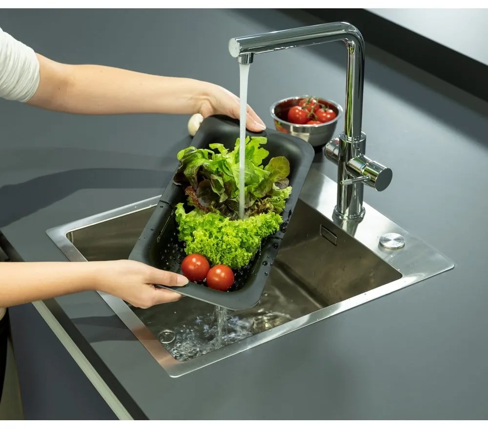 Čierne rozšíriteľné cedidlo Wenko Black Outdoor Kitchen Sivo