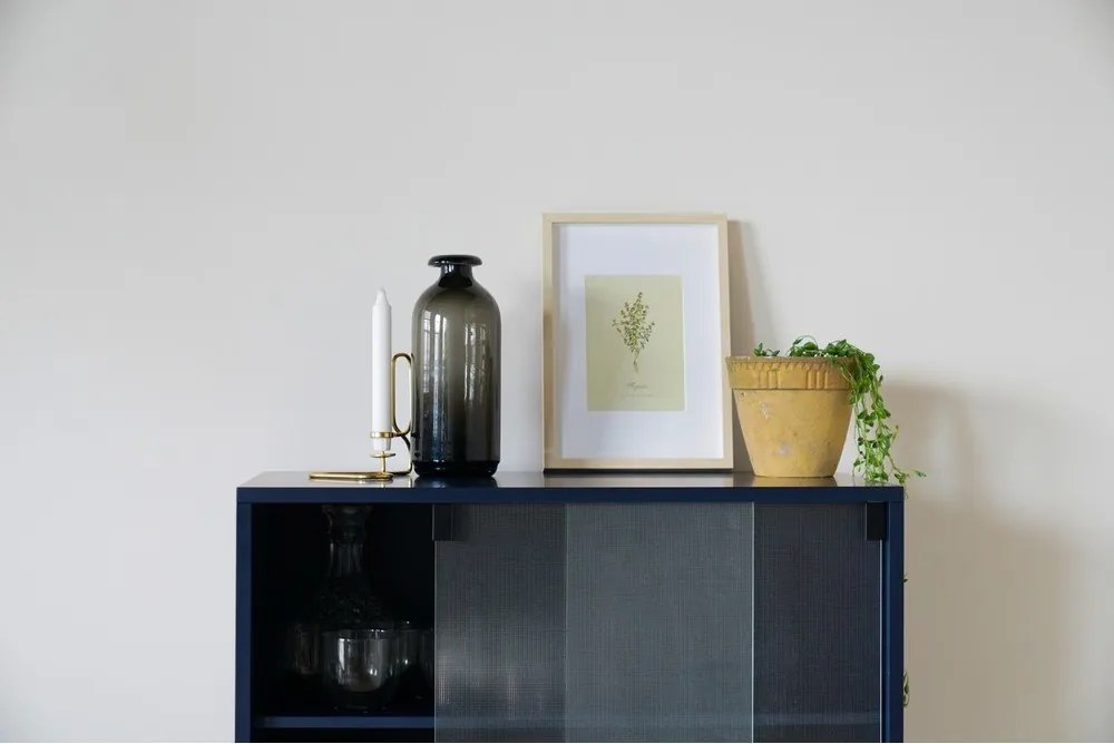Tmavomodrá vitrína s posuvnými dverami 70x109x40 cm Lekko – noo.ma