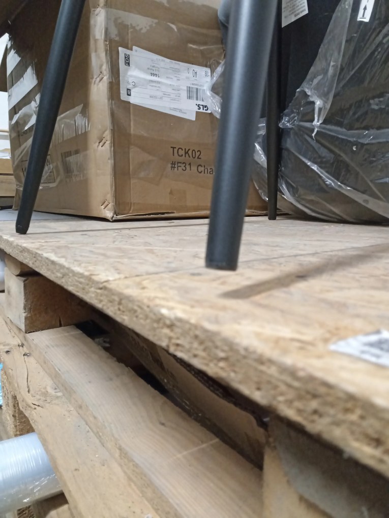 AKCIA Sivá zamatová stolička LAVA s čiernymi nohami II. akosť